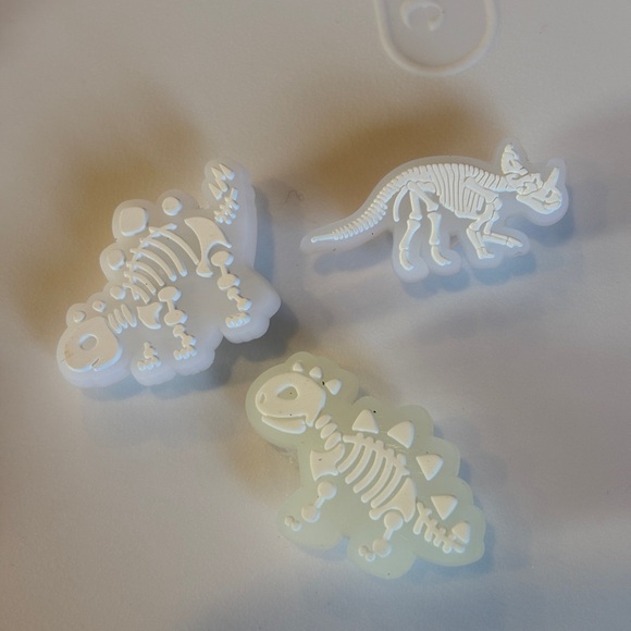 Glow in the dark crocs charms dinosaurs - Picture 2 of 4